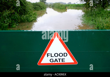 La porte d'inondation à Deerhurst Gloucestershire Angleterre Royaume-uni empêche la montée des eaux du fleuve Severn après les pluies prolongées Banque D'Images