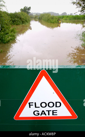 La porte d'inondation à Deerhurst Gloucestershire Angleterre Royaume-uni empêche la montée des eaux du fleuve Severn après les pluies prolongées Banque D'Images