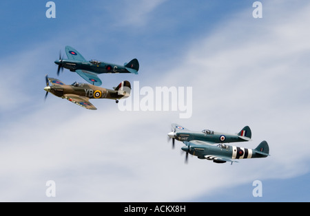 La seconde guerre mondiale conservé deux Hurricane de la Royal Air Force et de la formation des chasseurs Spitfire affichage à RAF Fairford Banque D'Images