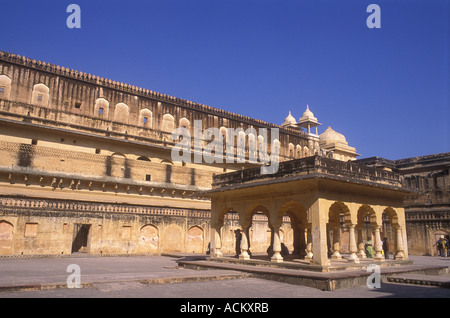 Un Baradari ou pavillon arqué 12 dans le palais de Man Singh I l'intérieur du Fort Amber ou palace près de Jaipur Rajasthan Inde Banque D'Images