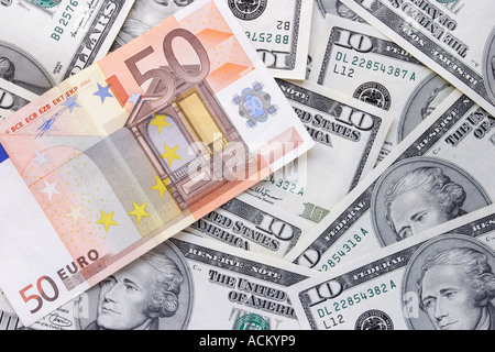 Cinquante euro note sur les billets de dix dollars Banque D'Images