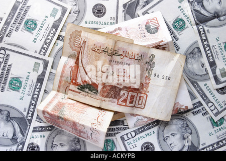 Dinar algérien notes sur les billets de dix dollars Banque D'Images