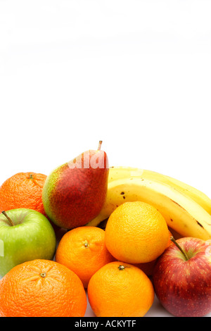 Une sélection de fruits sur un fond blanc avec copie espace ci-dessus Banque D'Images