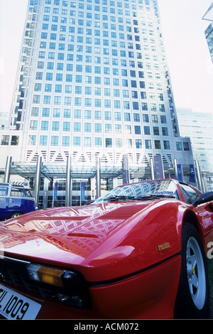 Ferrari à l'extérieur du Canada Tower Docklands Londres Banque D'Images