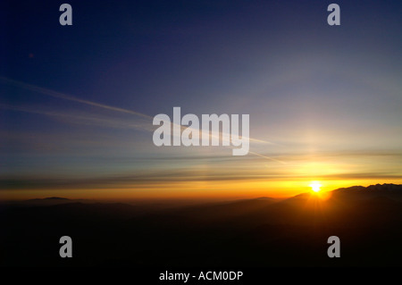 Silhouette de Tatras de l'ouest de Mt.Choc, sunrise et orange bleu ciel, effet de halo Banque D'Images