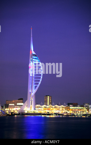 Vue sur Tour Spinnaker au crépuscule à Portsmouth Hampshire England UK Banque D'Images