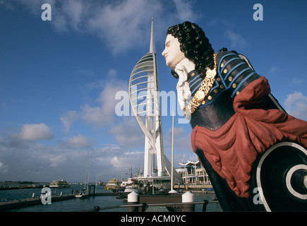 Vue de la tour Spinnaker et figure de proue à GUNWHARF QUAYS Portsmouth Hampshire England UK Banque D'Images