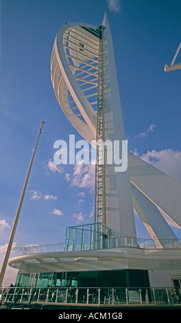 Vue de la tour Spinnaker et café à GUNWHARF QUAYS Portsmouth Hampshire England UK Banque D'Images