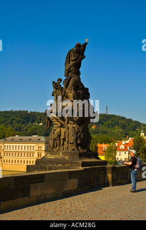 Séjour touristique en face de la statue de saint François-Xavier à Charles Bridge Prague République tchèque EU Banque D'Images