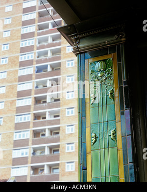 Contrastes de style Art Nouveau : détails sur une ancienne boutique avant, St George's Road, Kemp Town, Brighton, avec des appartements modernes derrière. Banque D'Images