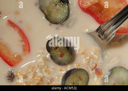 Grain Frais muesli avec les bleuets et d'aliments complets, greengages rouge, Whole Foods, une saine alimentation Banque D'Images