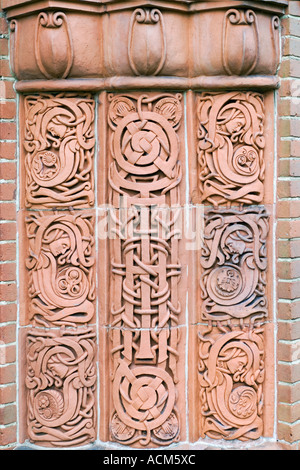 Watts Memorial Chapel circa1900 - Icône du mouvement Arts & Crafts - Linteau de porte. Banque D'Images