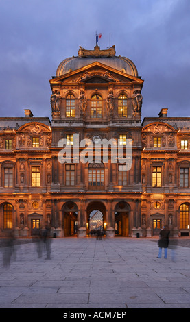 Côté ouest de la cour carrée au crépuscule, Paris, France Banque D'Images