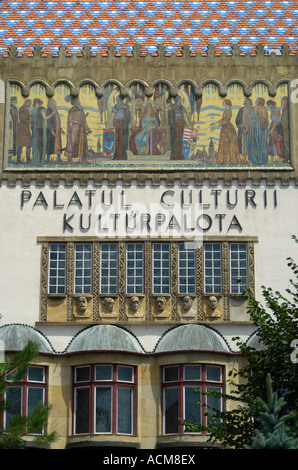 Targu Mures, Transylvanie, Roumanie. Palais de la Culture (Culture Palatul / Kulturpalota ; 1911-1913) façade sur l'Art Banque D'Images