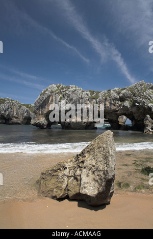 La plage de Cuevas del Mar principidad de Asturias Espagne Costa Verde au nord plages du nord Banque D'Images