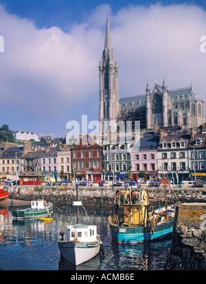 Cobh County Cork Irlande Eire Vue sur port à la cathédrale Saint-colman Banque D'Images