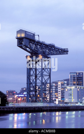 Le Glasgow Finnieston Crane par la rivière Clyde Banque D'Images