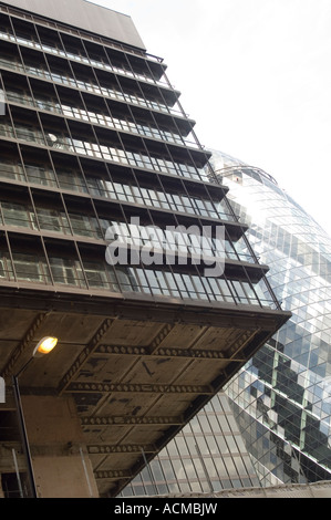 Démolition de bas en haut avec bureau gherkin en arrière-plan, la ville de Londres Banque D'Images