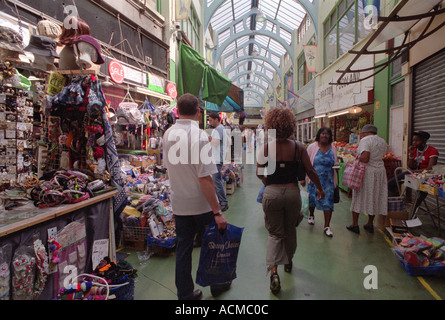 Marché couvert intérieur à Brixton dans le sud de Londres vend une grande variété d'aliments et d'autres marchandises. Banque D'Images