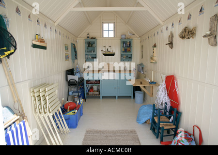 L'intérieur d'un nouveau beach hut, Mersea Island, Essex, Angleterre, RU Banque D'Images