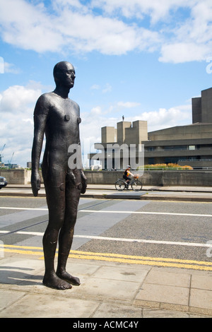 Antony Gormley Chiffres Sculpture sur Waterloo Bridge et le Théâtre National Southbank 'Event Horizon' Exhibition London Banque D'Images