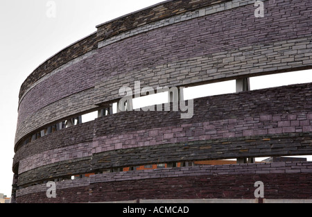 L'ardoise galloise bardage sur mur extérieur de la Wales Millennium Centre Cardiff Bay South Wales UK Banque D'Images
