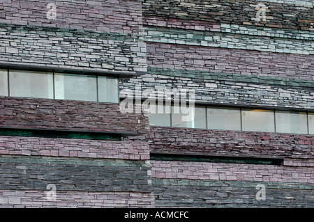 L'ardoise galloise bardage sur mur extérieur de la Wales Millennium Centre Cardiff Bay South Wales UK Banque D'Images