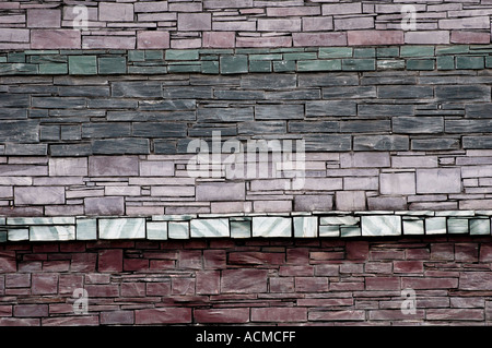 L'ardoise galloise bardage sur mur extérieur de la Wales Millennium Centre Cardiff Bay South Wales UK Banque D'Images