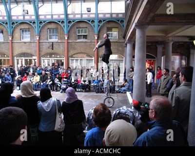 Dans l'artiste jongleur Street Londres Covent Garden Apple Market Banque D'Images