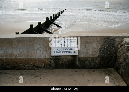 Toilettes signe sur sea wall, Frinton and on Sea, Essex, Angleterre, RU Banque D'Images