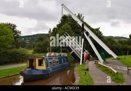 Barge Canal en utilisant l'anneau de levage pont sur le Canal de Monmouthshire et Brecon au Pays de Galles Powys Talybont sur l'Usk UK GO Banque D'Images