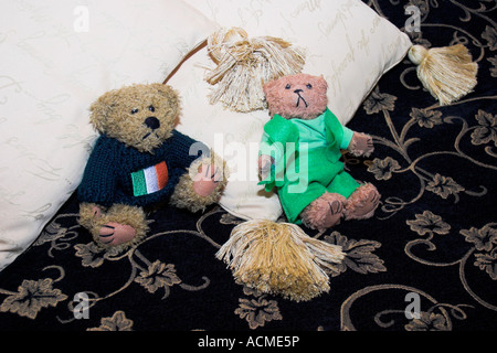 Beni et Blarni deux nounours en costumes style Irlandais Banque D'Images