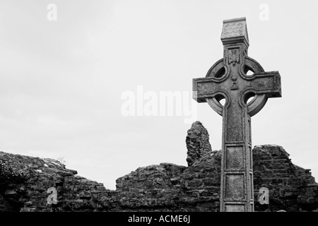 Une croix celtique au couvent et cimetière de Donegal Banque D'Images