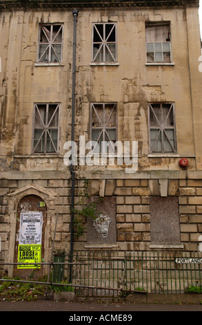 En ruine et barricadés dans un édifice de style géorgien à Portland Square St Pauls Bristol England UK Banque D'Images