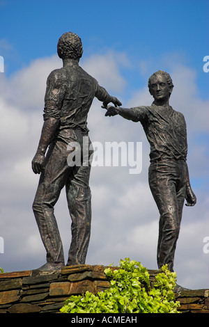 Les mains autour du partage des statues sur un rond point situé à l'ouest de Craigavon Bridge Co Derry Londonderry en Irlande du Nord Banque D'Images