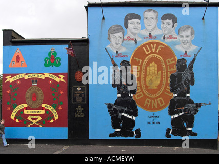 Deux peintures murales loyalistes et un mémorial Emerson Street off Shankill Road Banque D'Images
