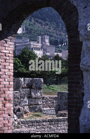 Théâtre romain de Gubbio sur les pentes du Monte Ingino Ombrie Italie Banque D'Images