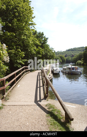 Par passerelle Tamise Goring Oxfordshire Banque D'Images