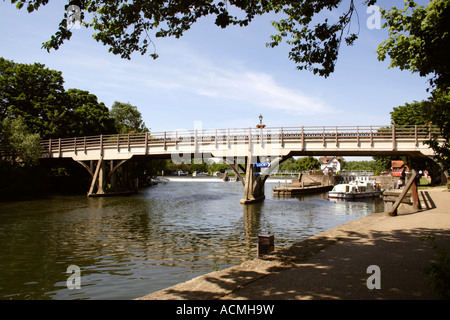 Pont sur la rivière Thames Goring Oxfordshire Banque D'Images