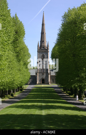 La longue avenue menant à l'église de Saint Malachie, Hillsborough, comté de Down, Irlande du Nord Banque D'Images