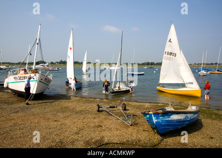 Activité générale avec des bateaux et voiliers Itchenor estran West Sussex uk Banque D'Images