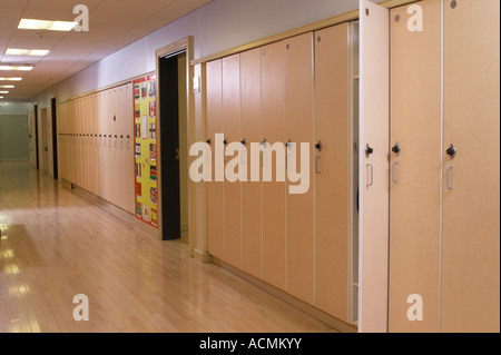 Couloir de l'école avec des casiers, USA Banque D'Images