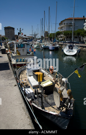 Bateaux de pêcheurs sur le port canal de Cervia, Ravenne, Émilie-Romagne, Italie. Banque D'Images