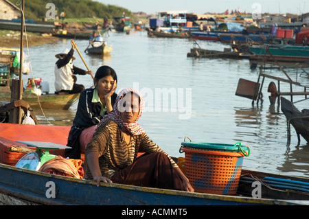 Deux cambodgiens dans le bateau Banque D'Images