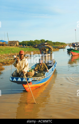 Deux cambodgiens dans le bateau Banque D'Images