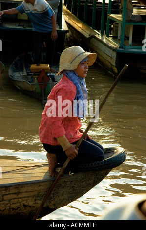 Femme cambodgienne dans le bateau Banque D'Images