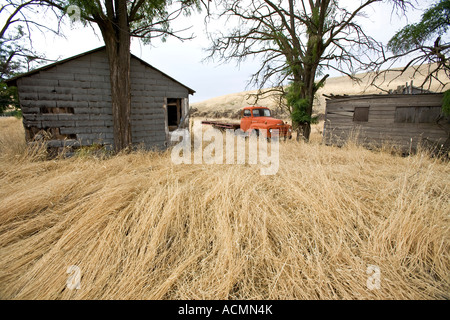 Des bâtiments abandonnés sur une ferme dans la région de Washington Palouse Banque D'Images