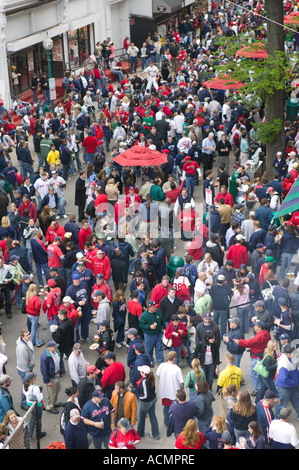 En dehors de la foule jeu avant de Fenway Park Banque D'Images