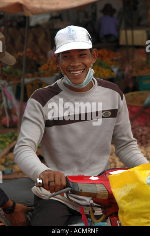 L'homme sur le marché cambodgien Banque D'Images