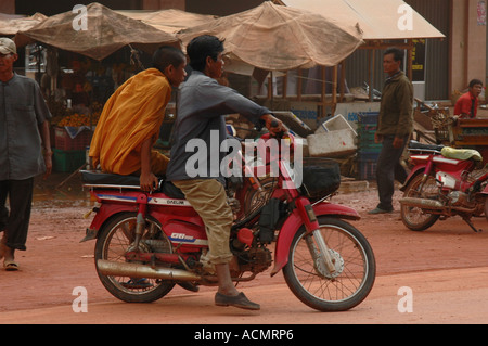 Deux Cambodgiens sur la moto Banque D'Images